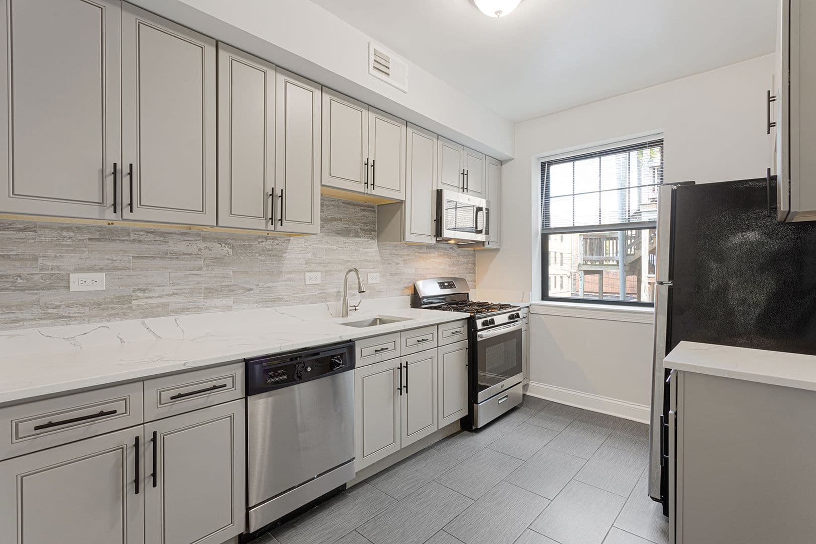 Chicago Apartment: 7700-7706 N Marshfield Ave; 1638-1642 W Jonquil Ter