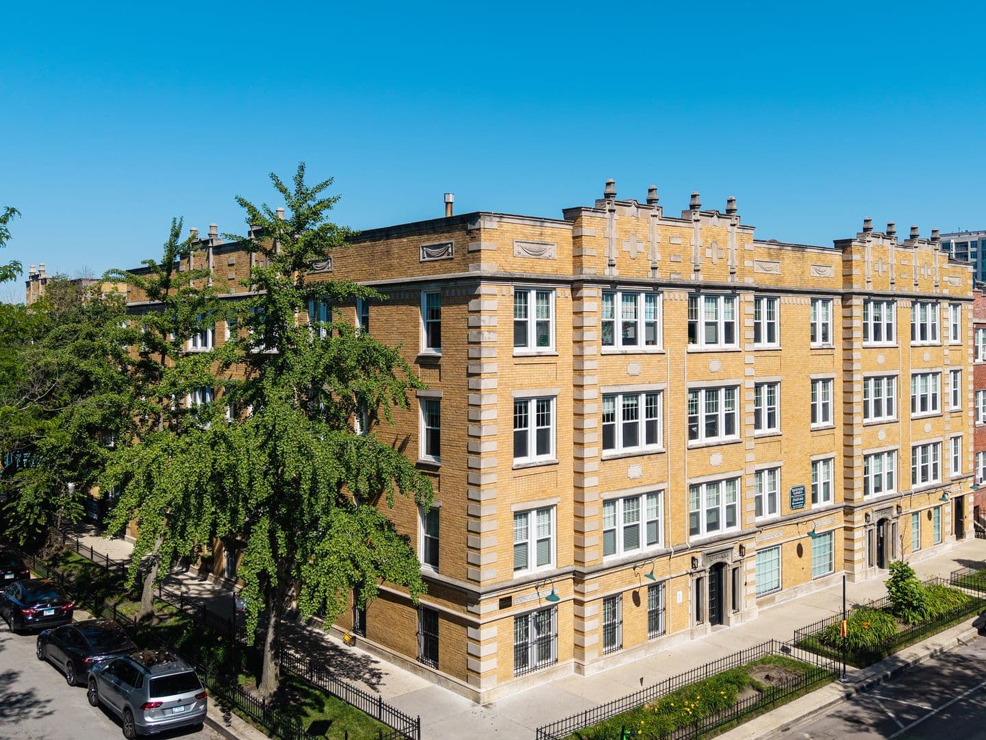 Chicago Apartment: 6100-6118 N Winthrop Ave