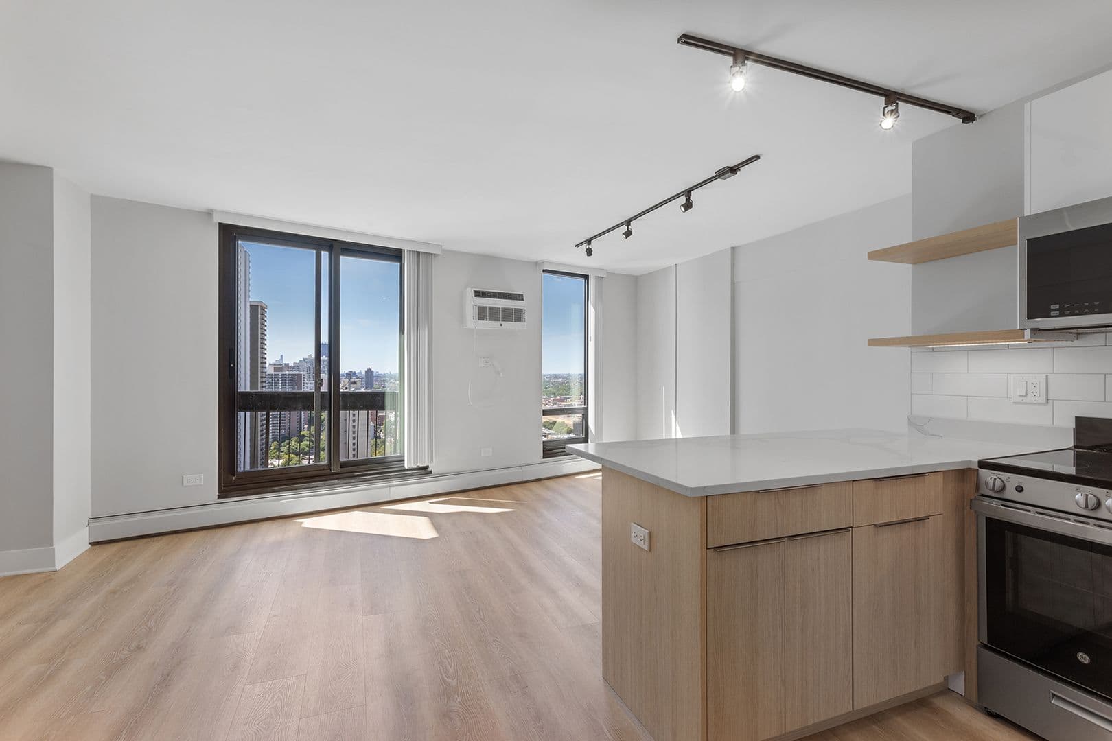 Chicago Apartment: 6166 N Sheridan Rd