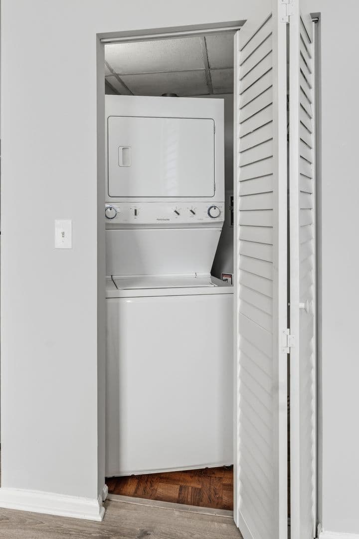 Chicago Apartment: 2451 W Howard Street