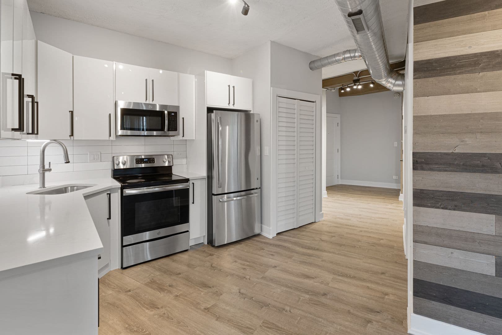 Chicago Apartment: 7645 N Sheridan Rd