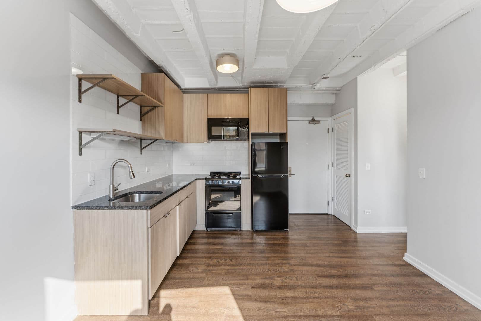 Chicago Apartment: 5718 N Winthrop Avenue
