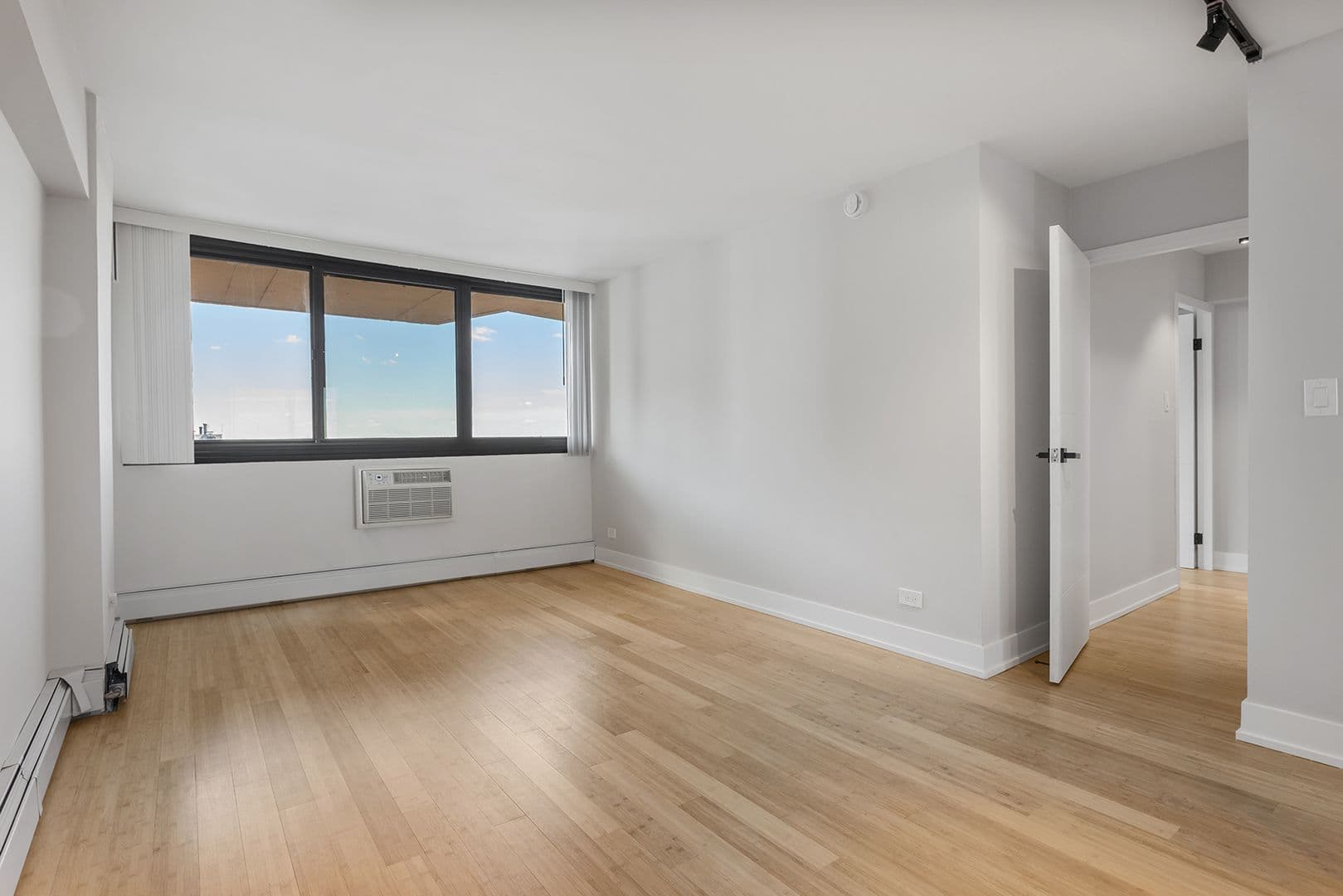 Chicago Apartment: 6166 N Sheridan Rd