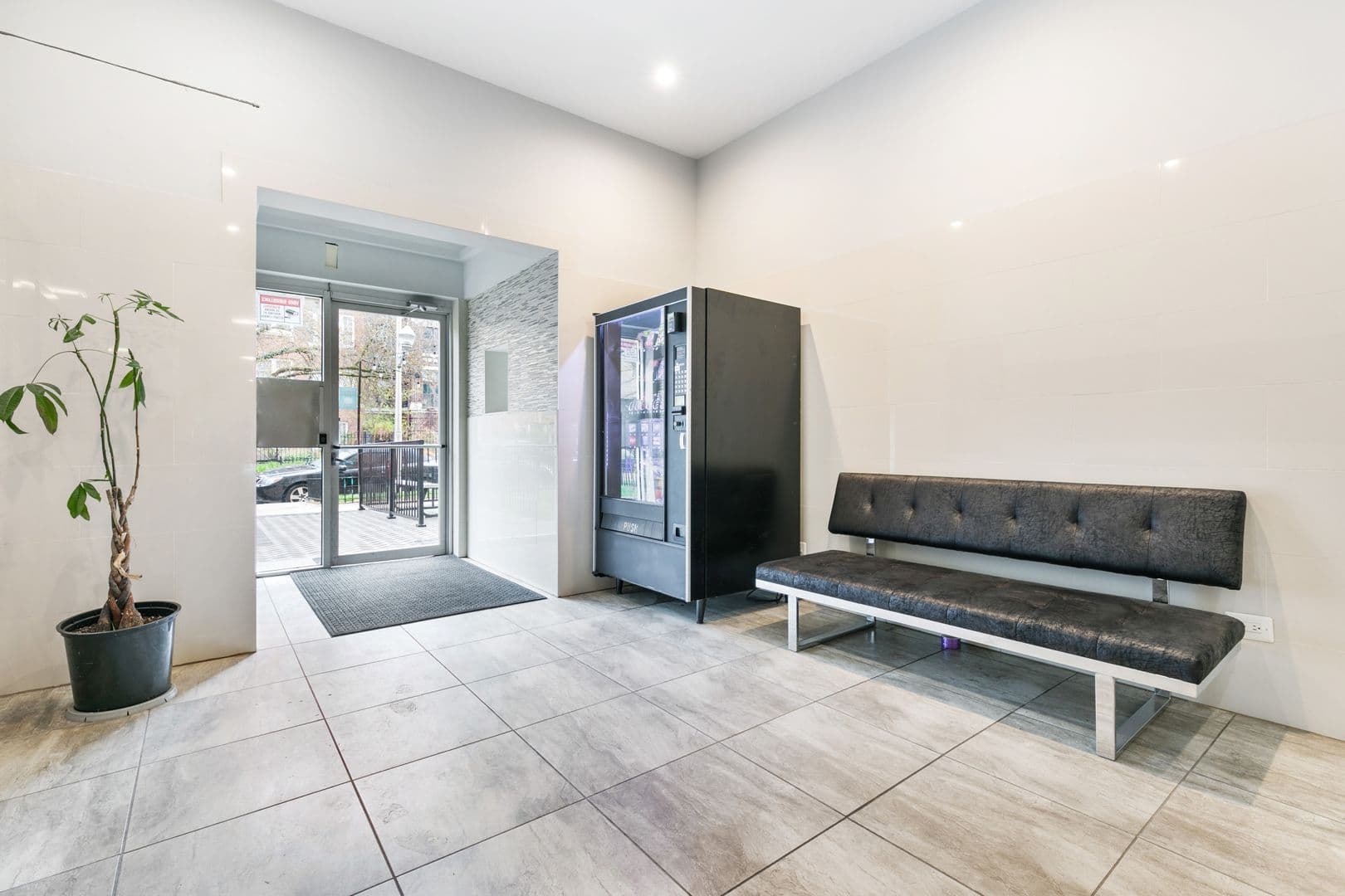 Chicago Apartment: 5860 N Kenmore Avenue