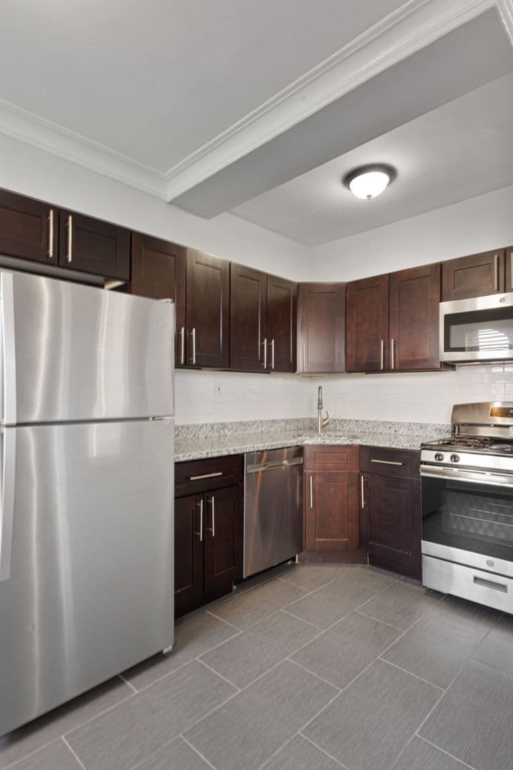 Chicago Apartment: 1608 W Sherwin Ave