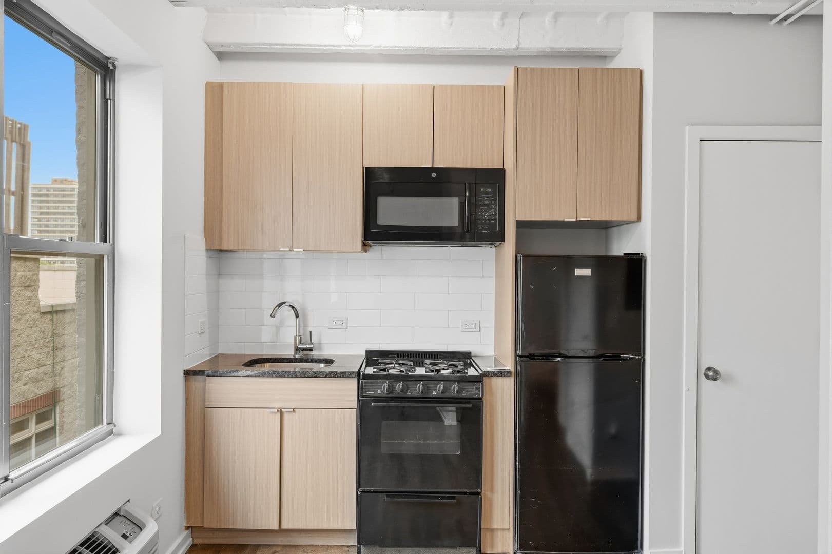 Chicago Apartment: 5718 N Winthrop Avenue