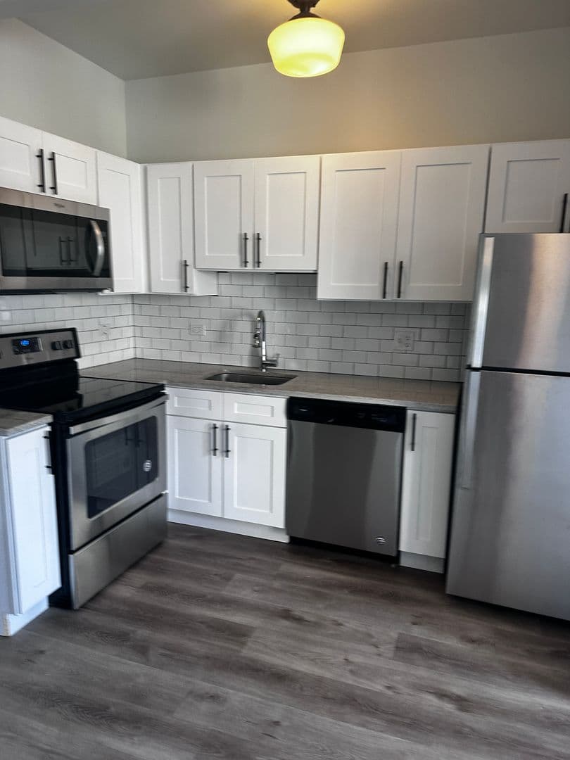 Chicago Apartment: 6807 N Sheridan Road