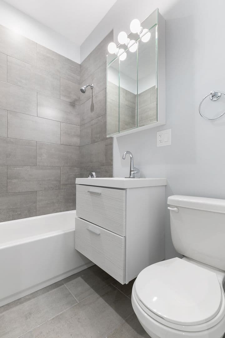 Chicago Apartment: 6035-6045 N Winthrop