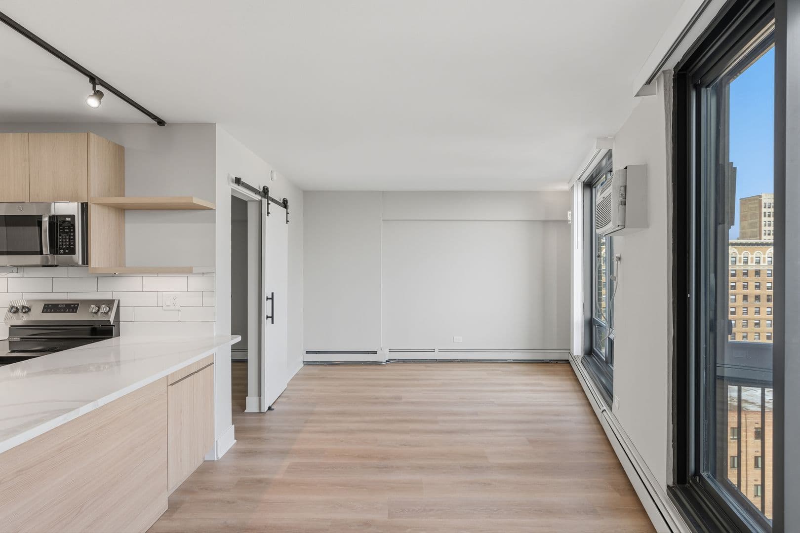 Chicago Apartment: 6166 N Sheridan Rd