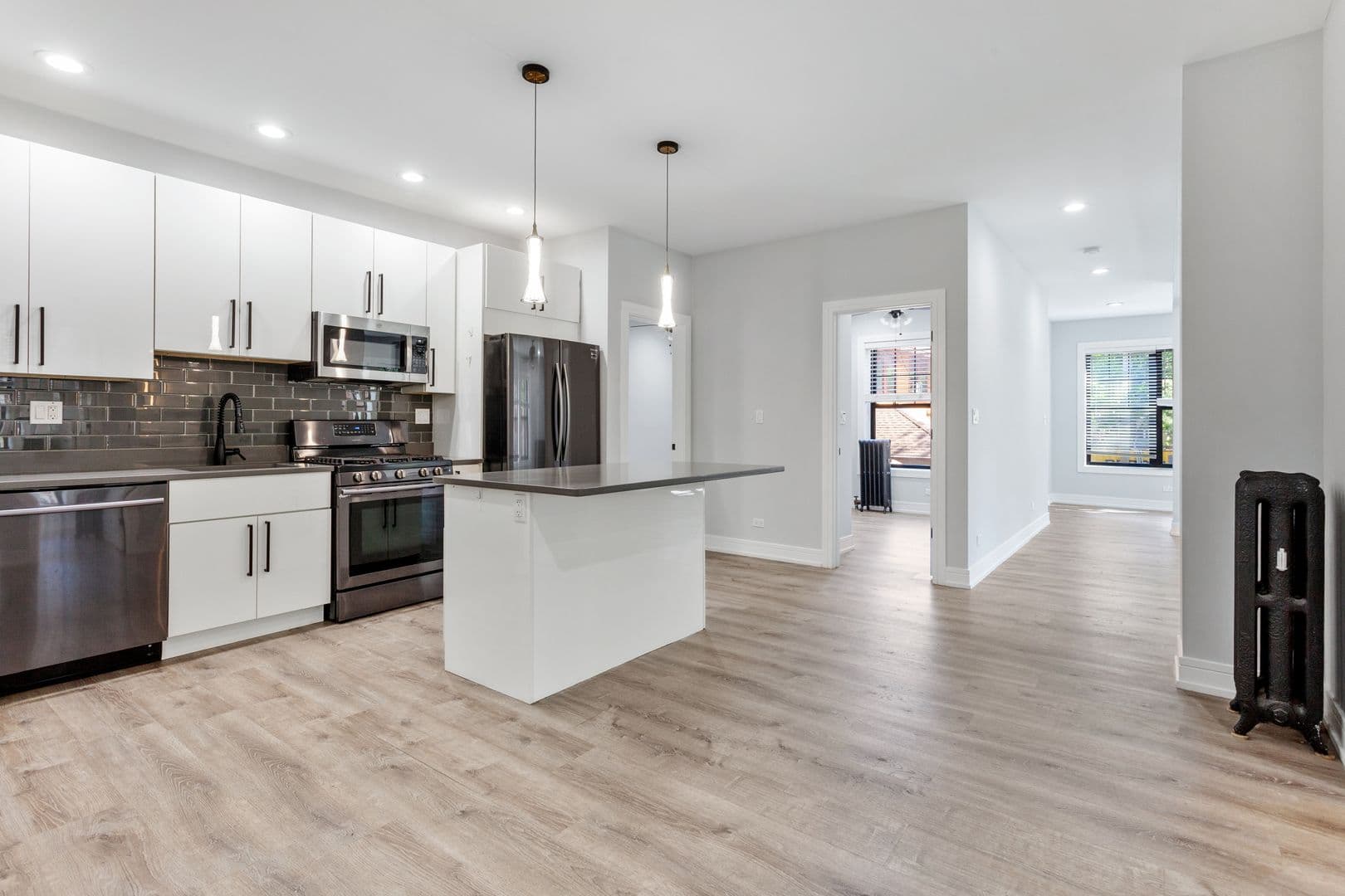 Chicago Apartment: 6100-6118 N Winthrop Ave