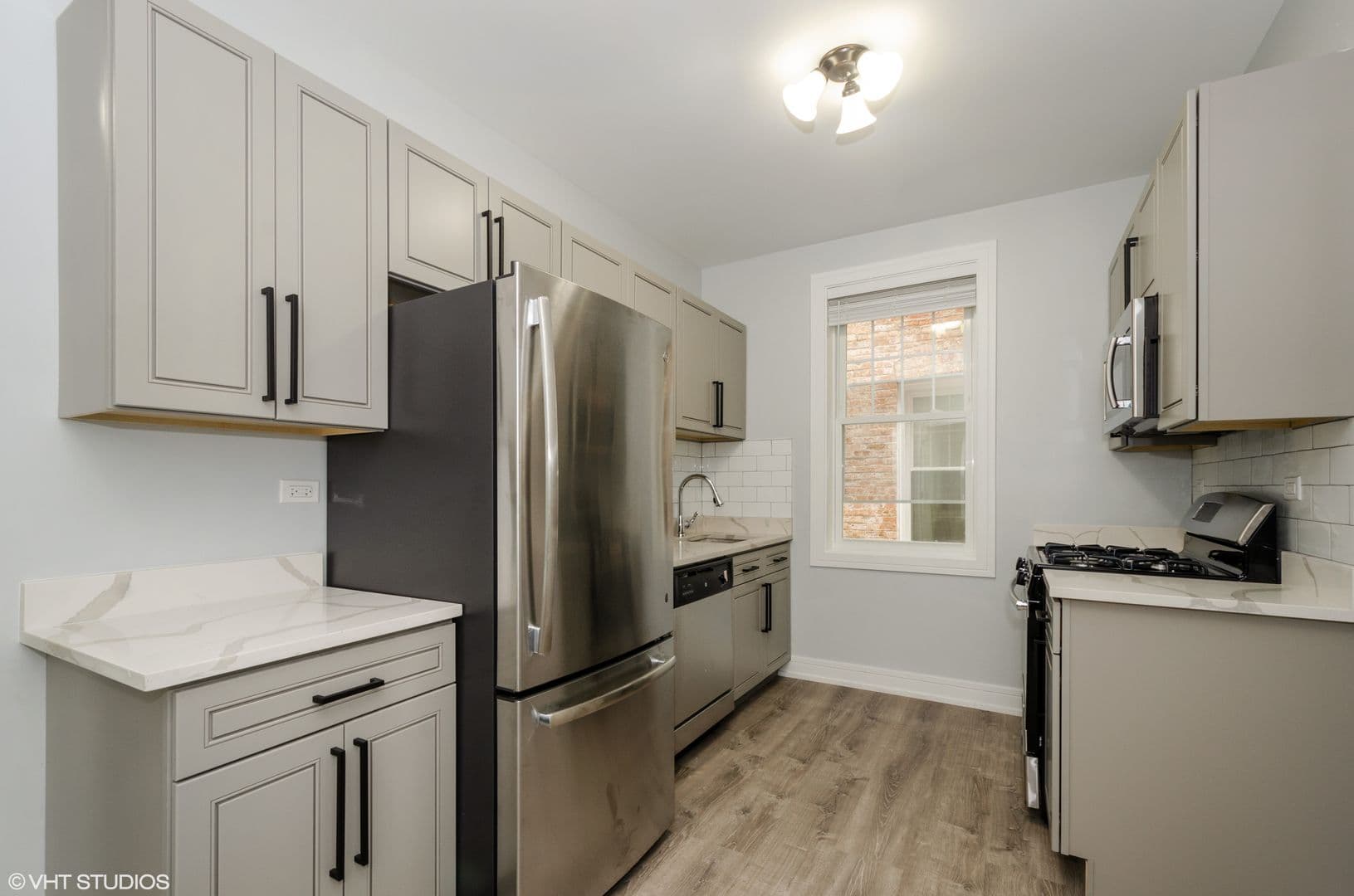 Chicago Apartment: 1902-1908 W Morse Ave