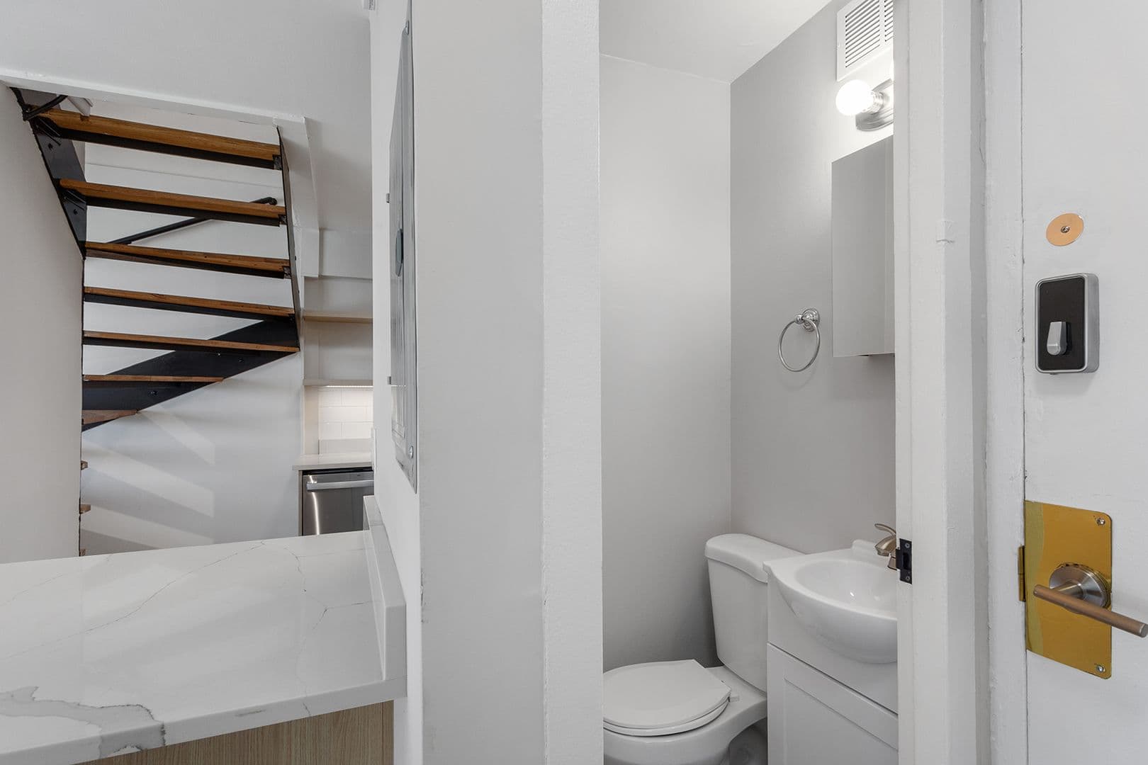 Chicago Apartment: 6166 N Sheridan Rd