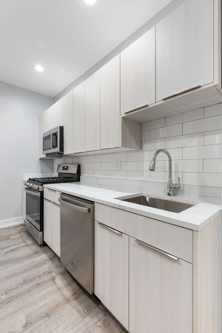 Chicago Apartment: 1902-1908 W Morse Ave