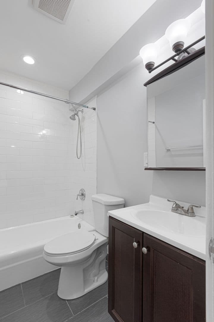 Chicago Apartment: 7545 N Winchester Avenue