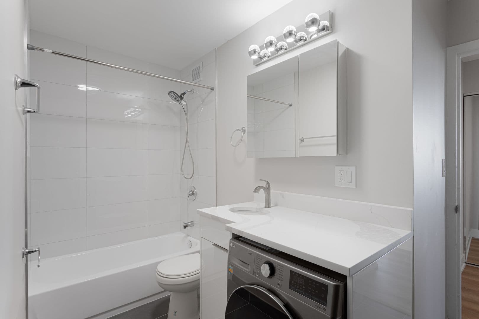 Chicago Apartment: 6166 N Sheridan Rd