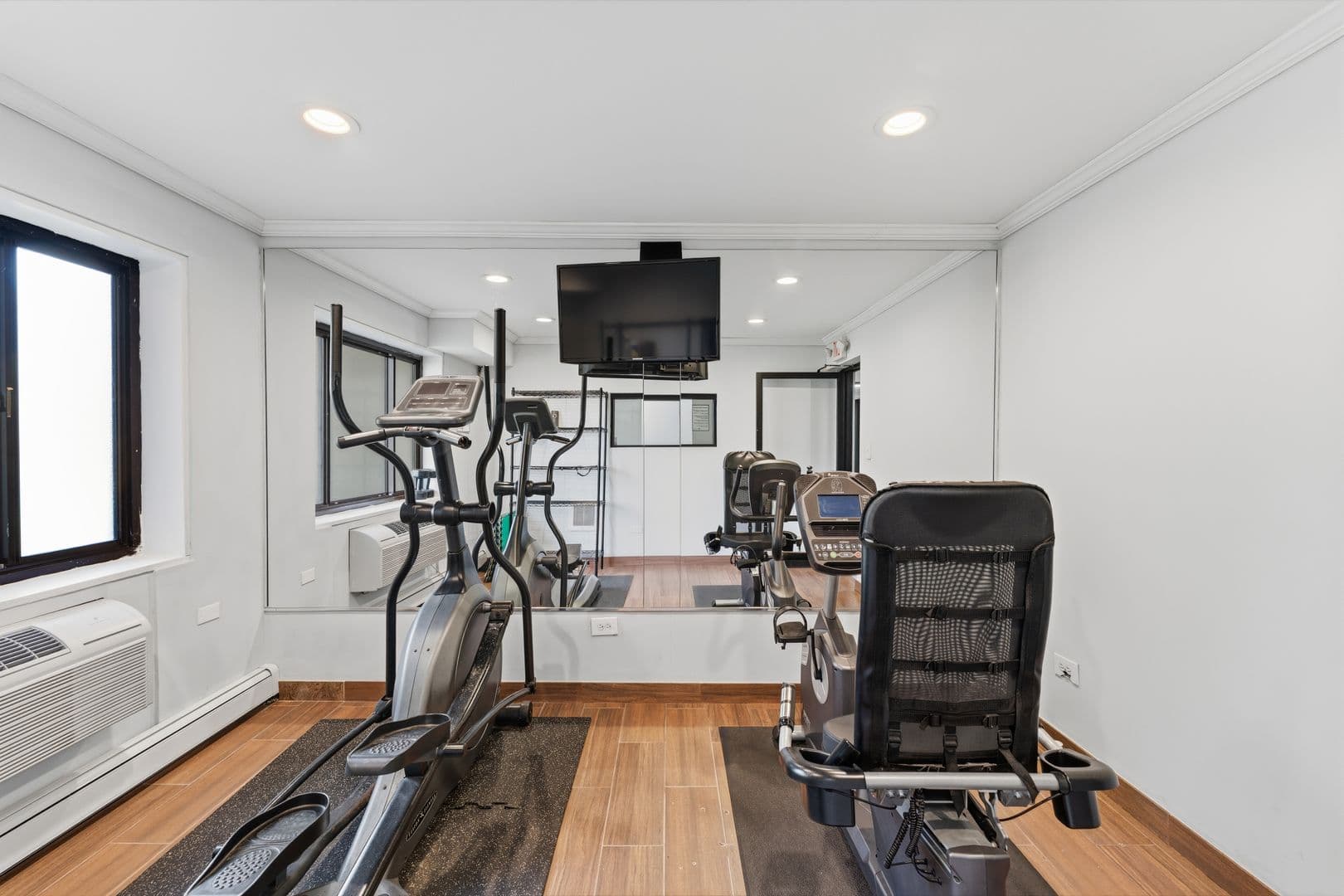 Chicago Apartment: 6826 N Ridge Blvd