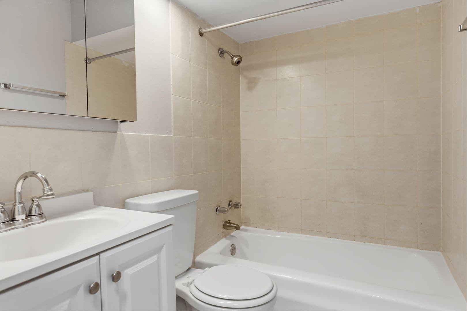 Chicago Apartment: 6758 N. Sheridan Rd.