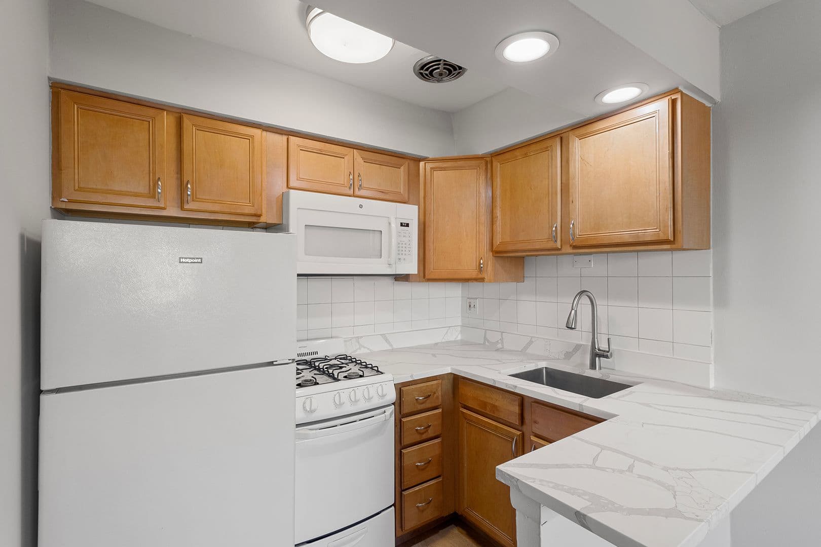 Chicago Apartment: 6758 N. Sheridan Rd.
