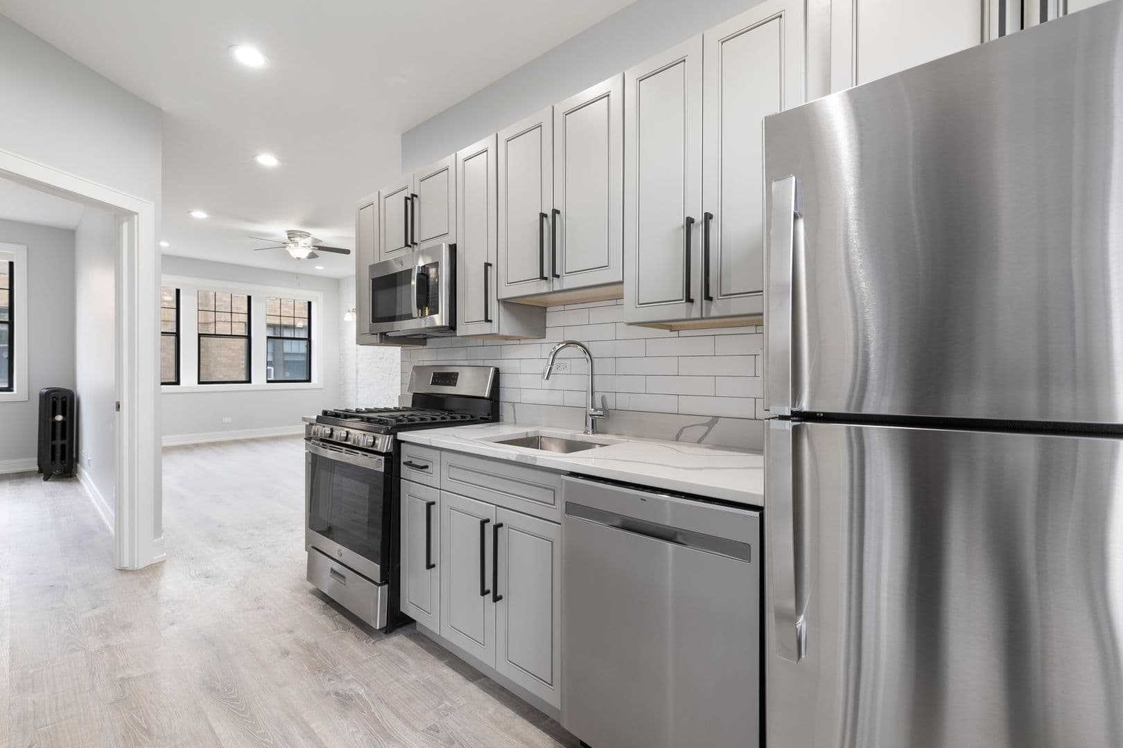 Chicago Apartment: 7618 - 26 N.Eastlake Terrace