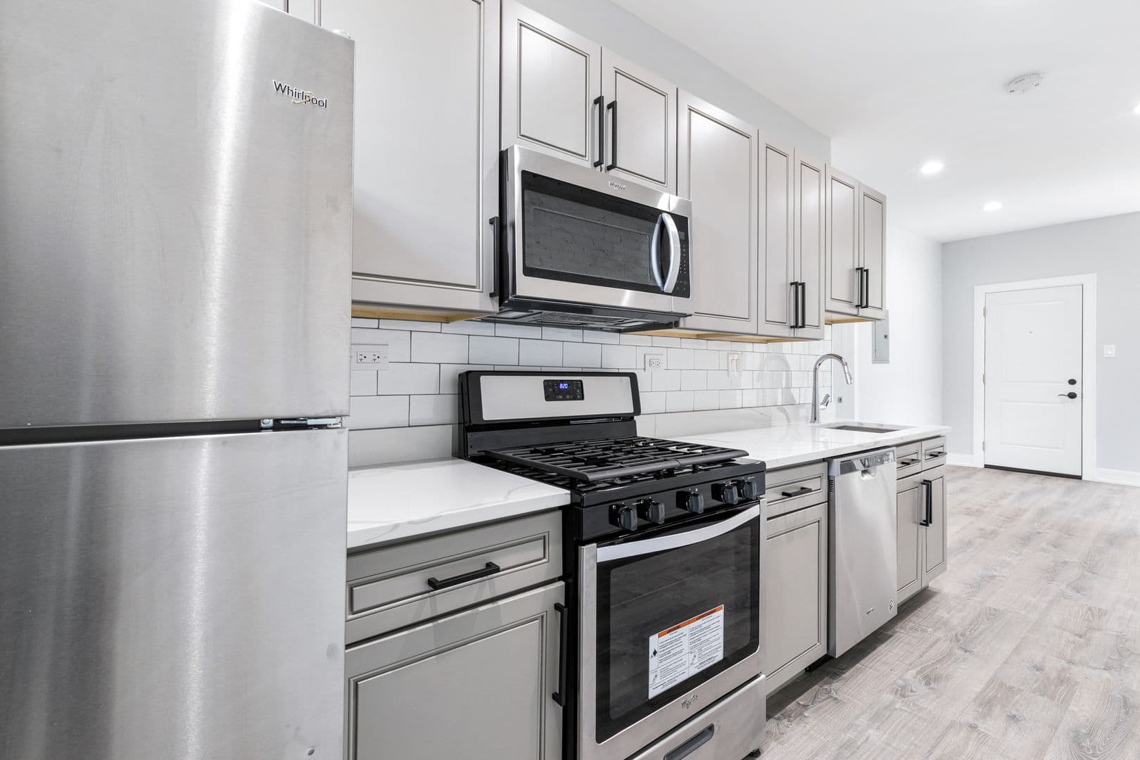 Chicago Apartment: 1902-1908 W Morse Ave
