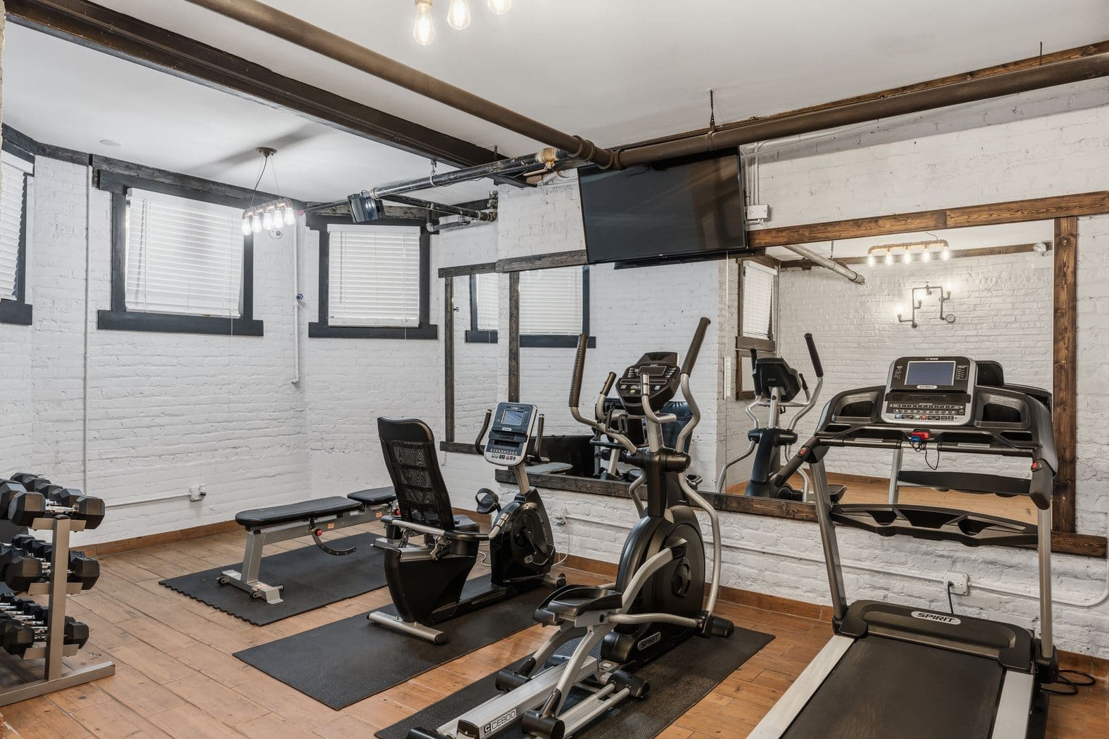 Chicago Apartment: 6100-6118 N Winthrop Ave