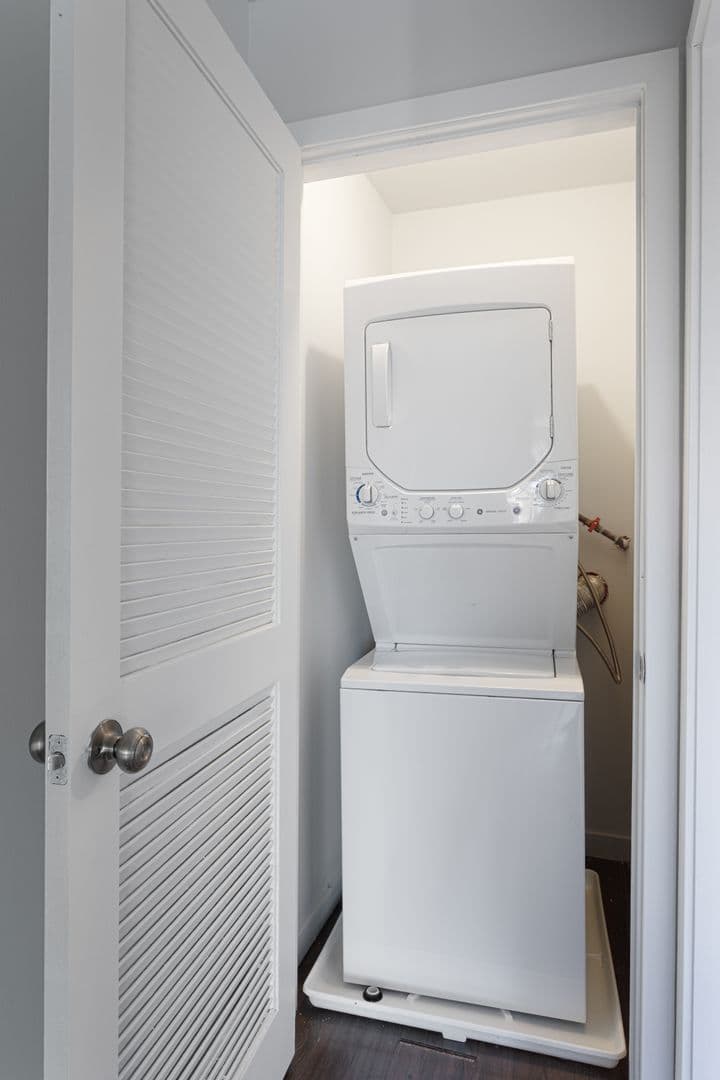 Chicago Apartment: 6134 N Kenmore
