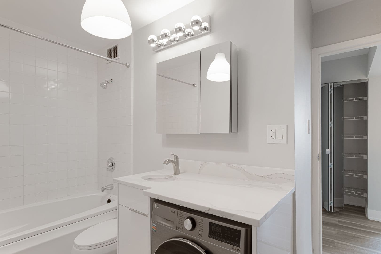 Chicago Apartment: 6166 N Sheridan Rd