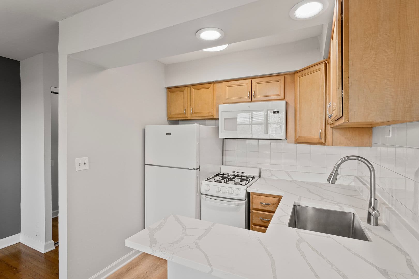 Chicago Apartment: 6758 N. Sheridan Rd.