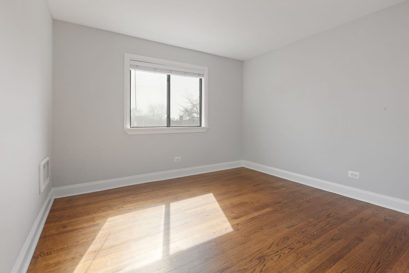 Chicago Apartment: 7545 N Winchester Avenue