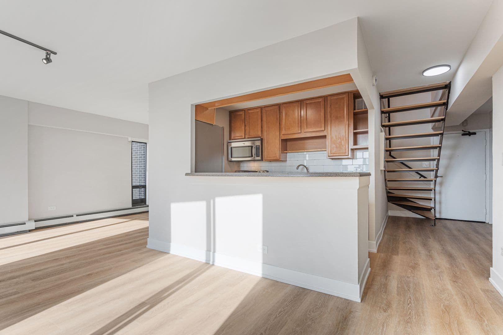 Chicago Apartment: 6166 N Sheridan Rd