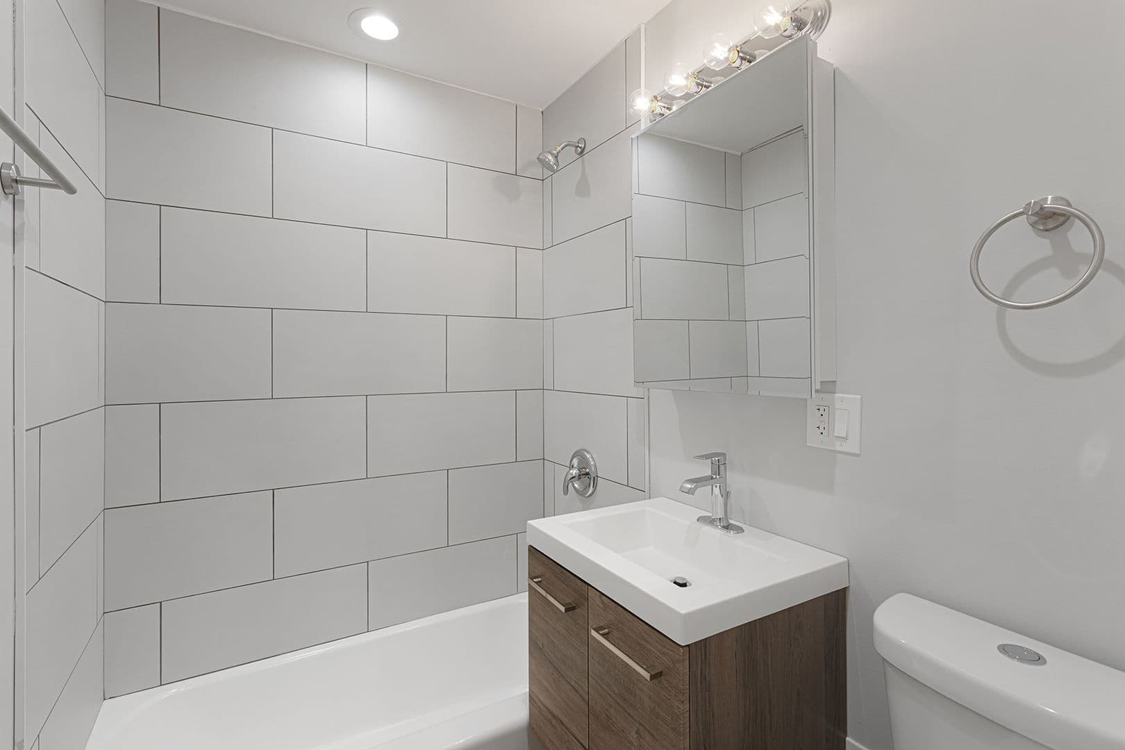 Chicago Apartment: 6021 N Winthrop Ave