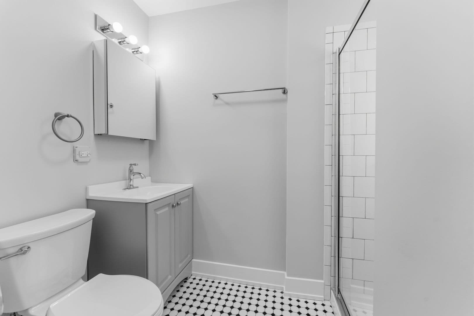 Chicago Apartment: 6807 N Sheridan Road