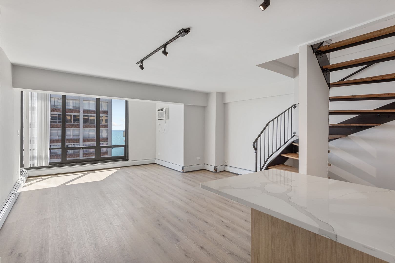 Chicago Apartment: 6166 N Sheridan Rd