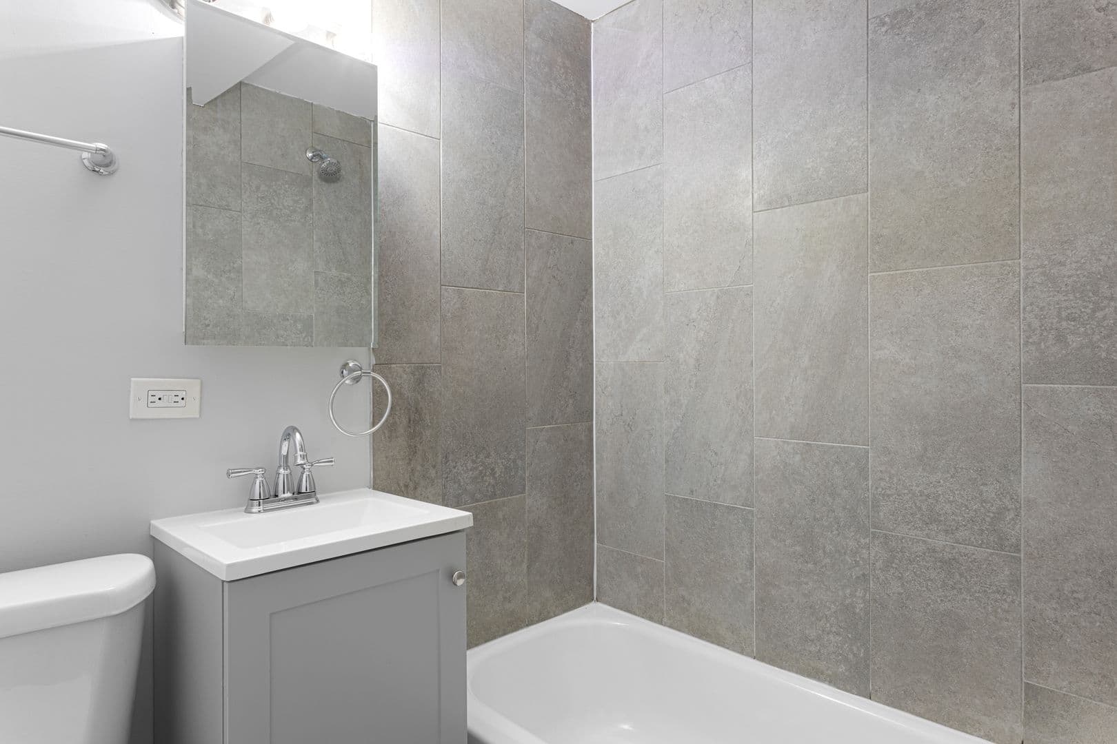 Chicago Apartment: 7070 N Sheridan Rd