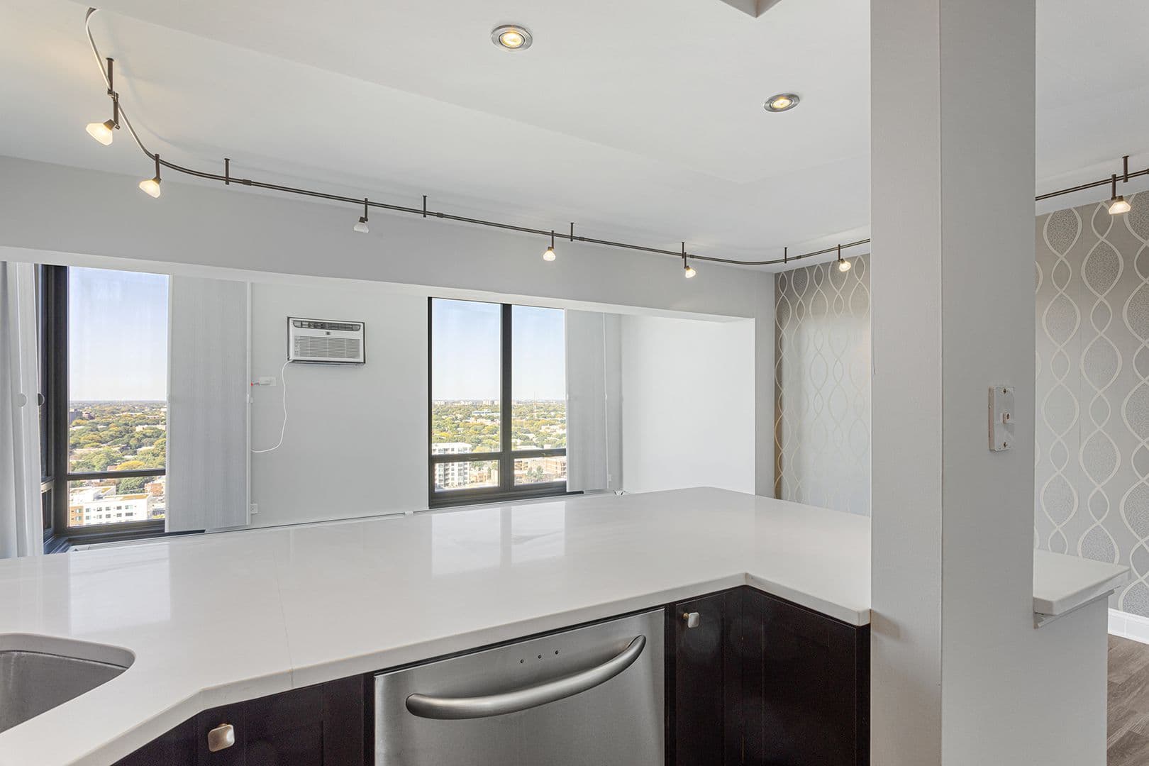 Chicago Apartment: 6166 N Sheridan Rd