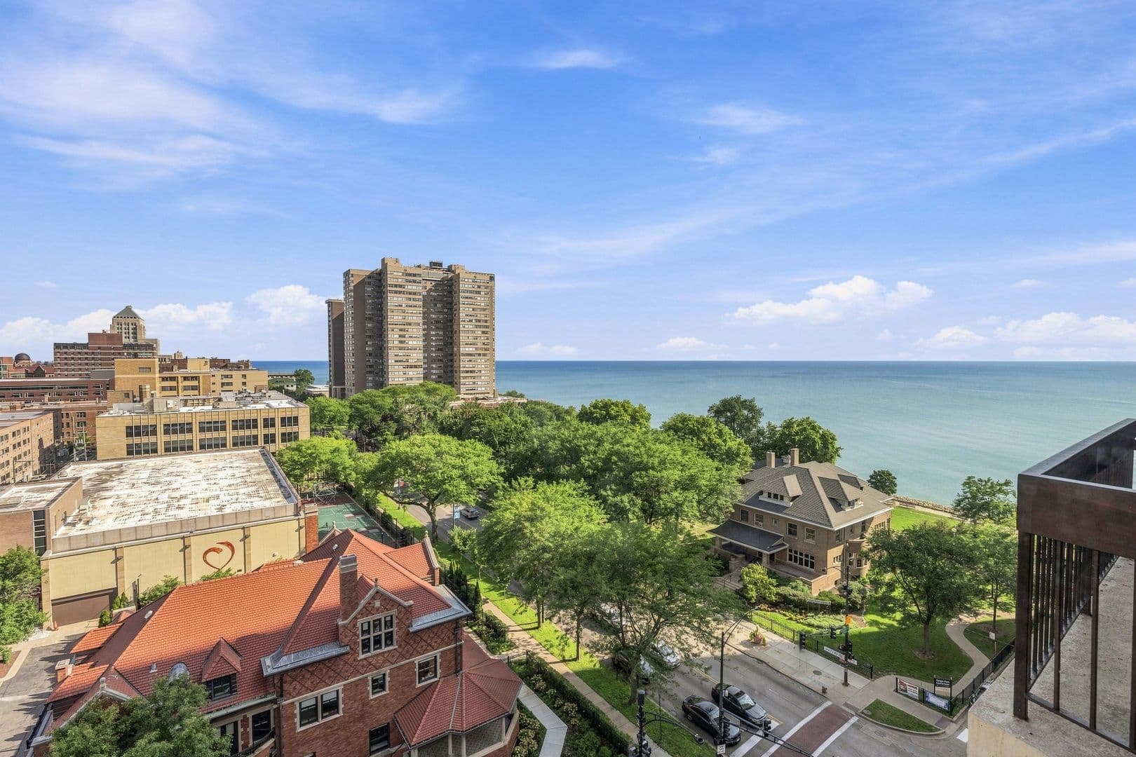 Chicago Apartment: 6166 N Sheridan Rd
