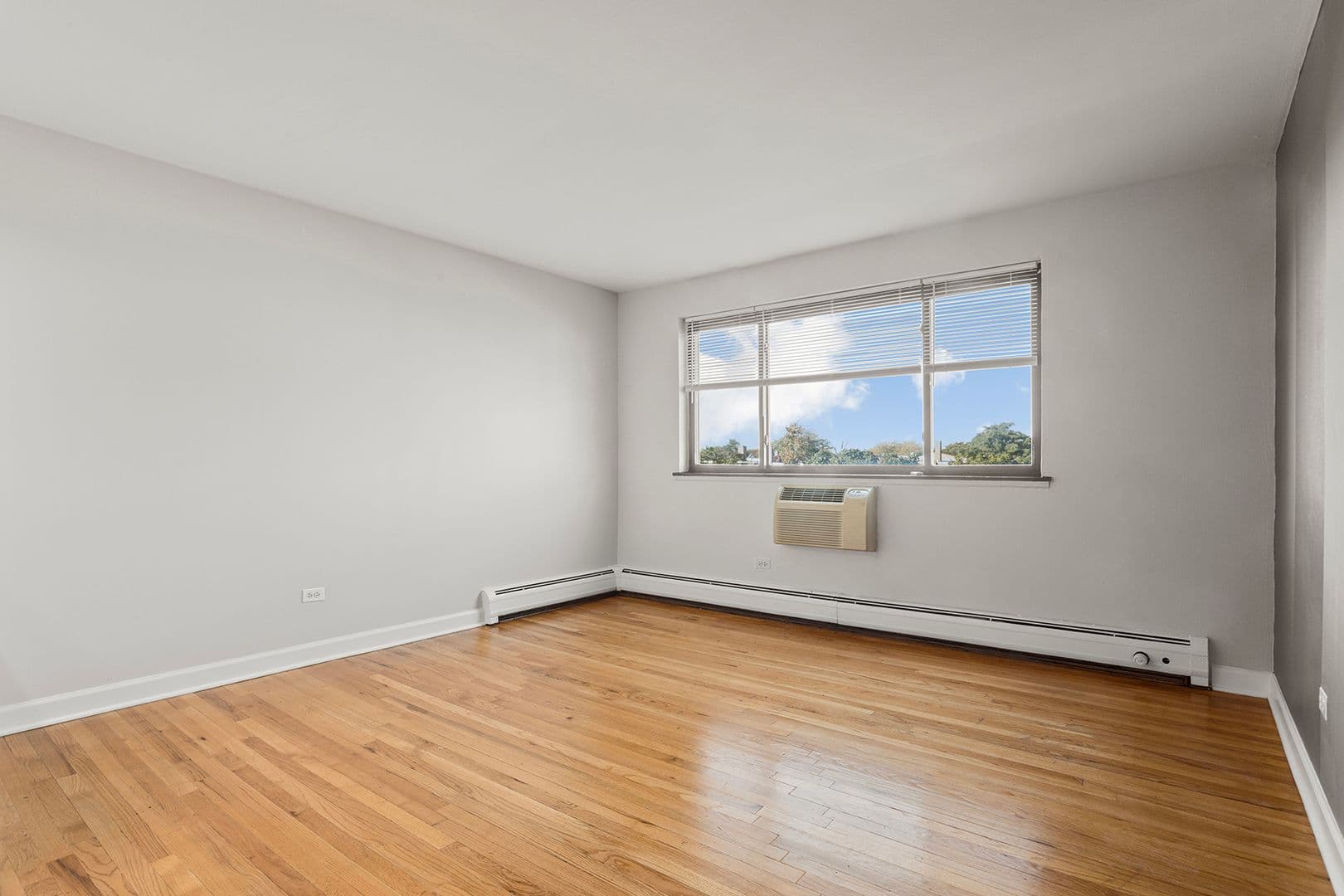 Chicago Apartment: 6758 N. Sheridan Rd.