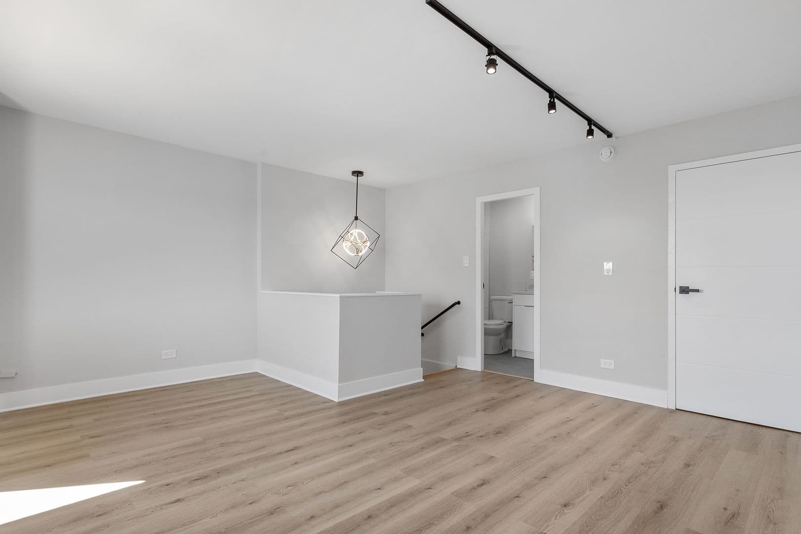 Chicago Apartment: 6166 N Sheridan Rd