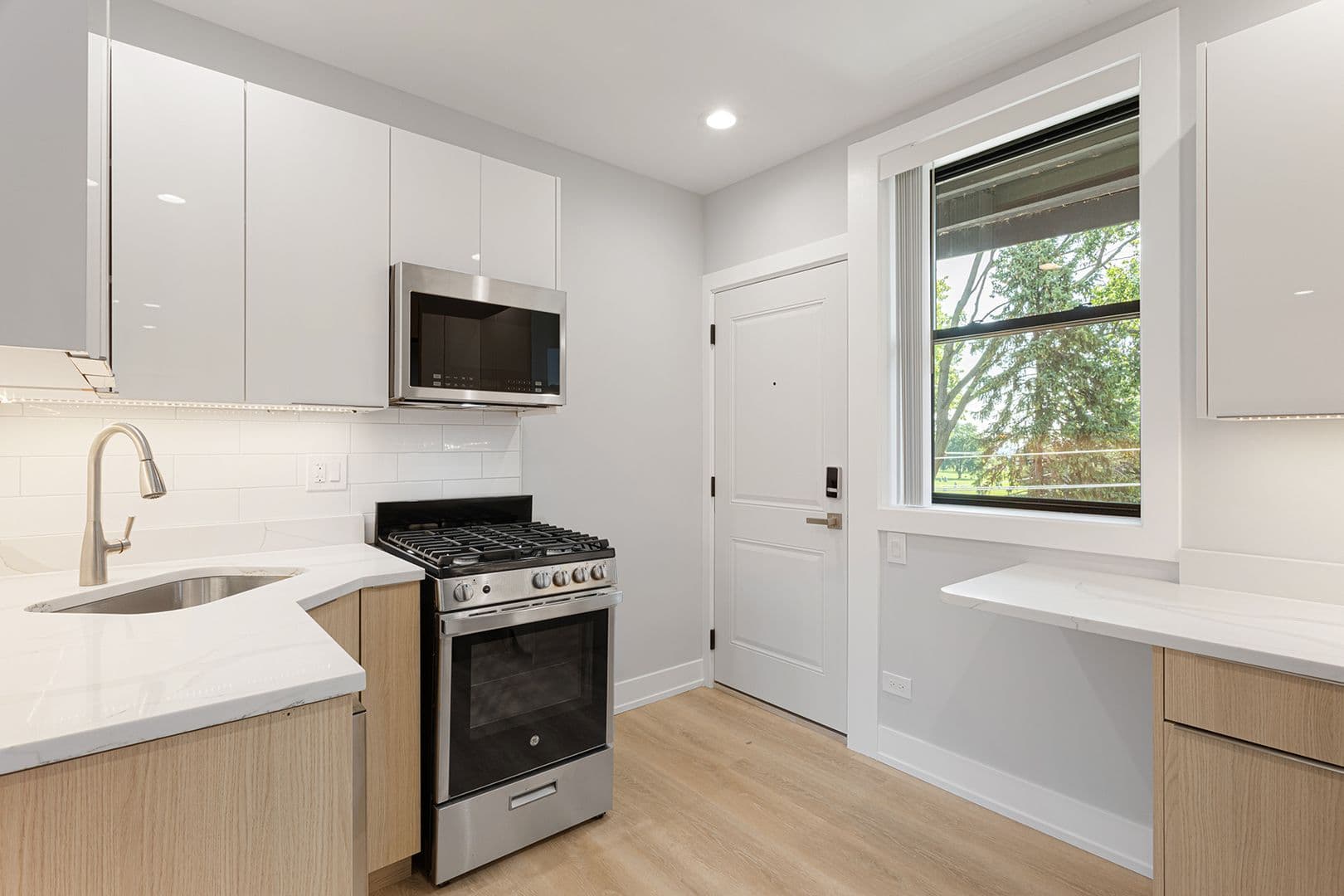 Chicago Apartment: 1548-1558.5 W Juneway
