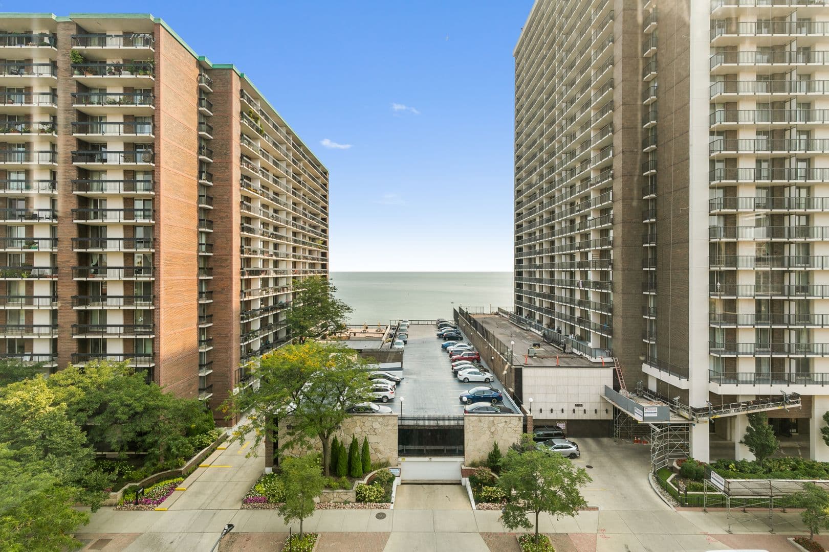 Chicago Apartment: 5858 N Sheridan Rd