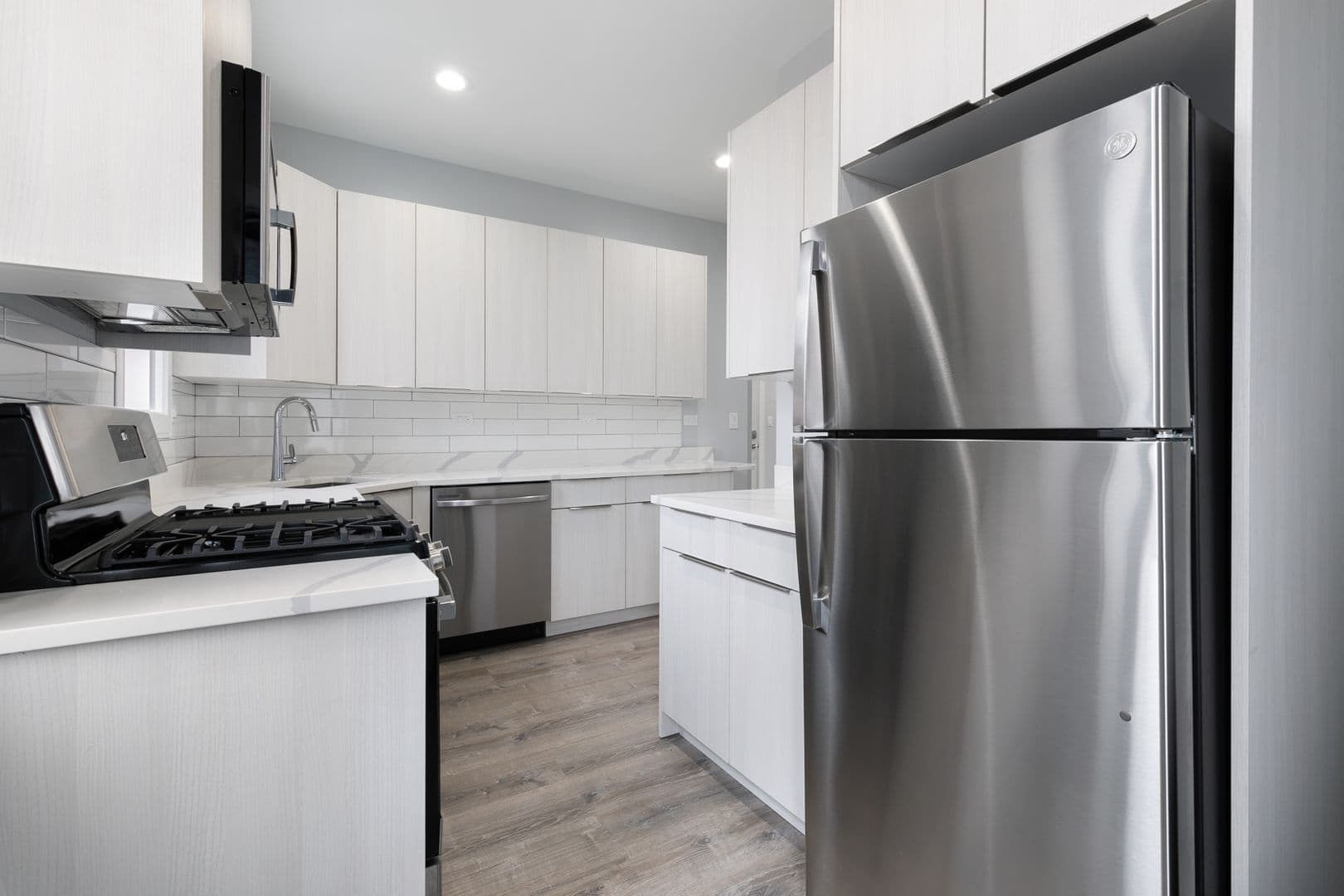 Chicago Apartment: 7618 - 26 N.Eastlake Terrace