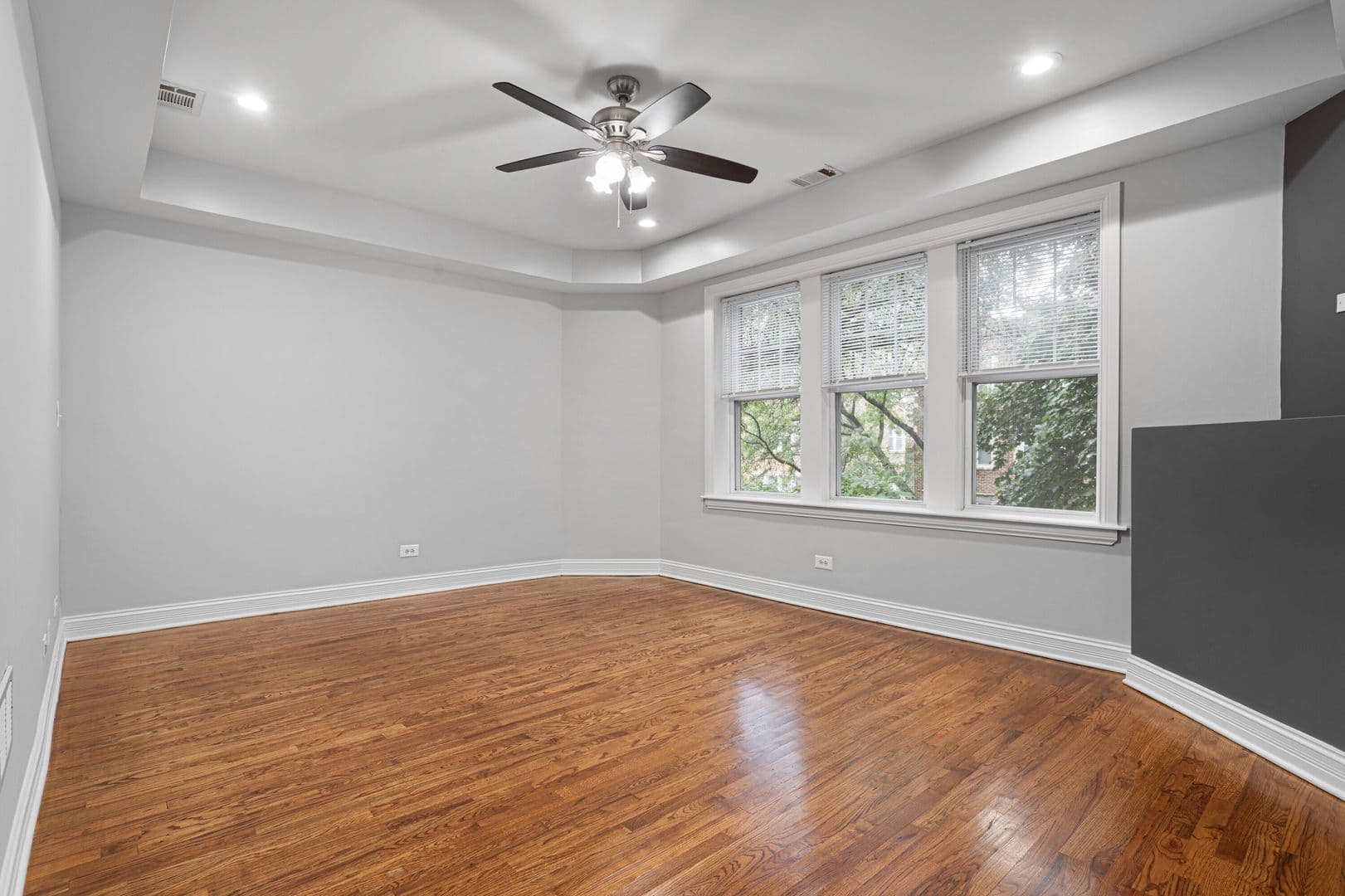 Chicago Apartment: 7320-30 N Damen Ave