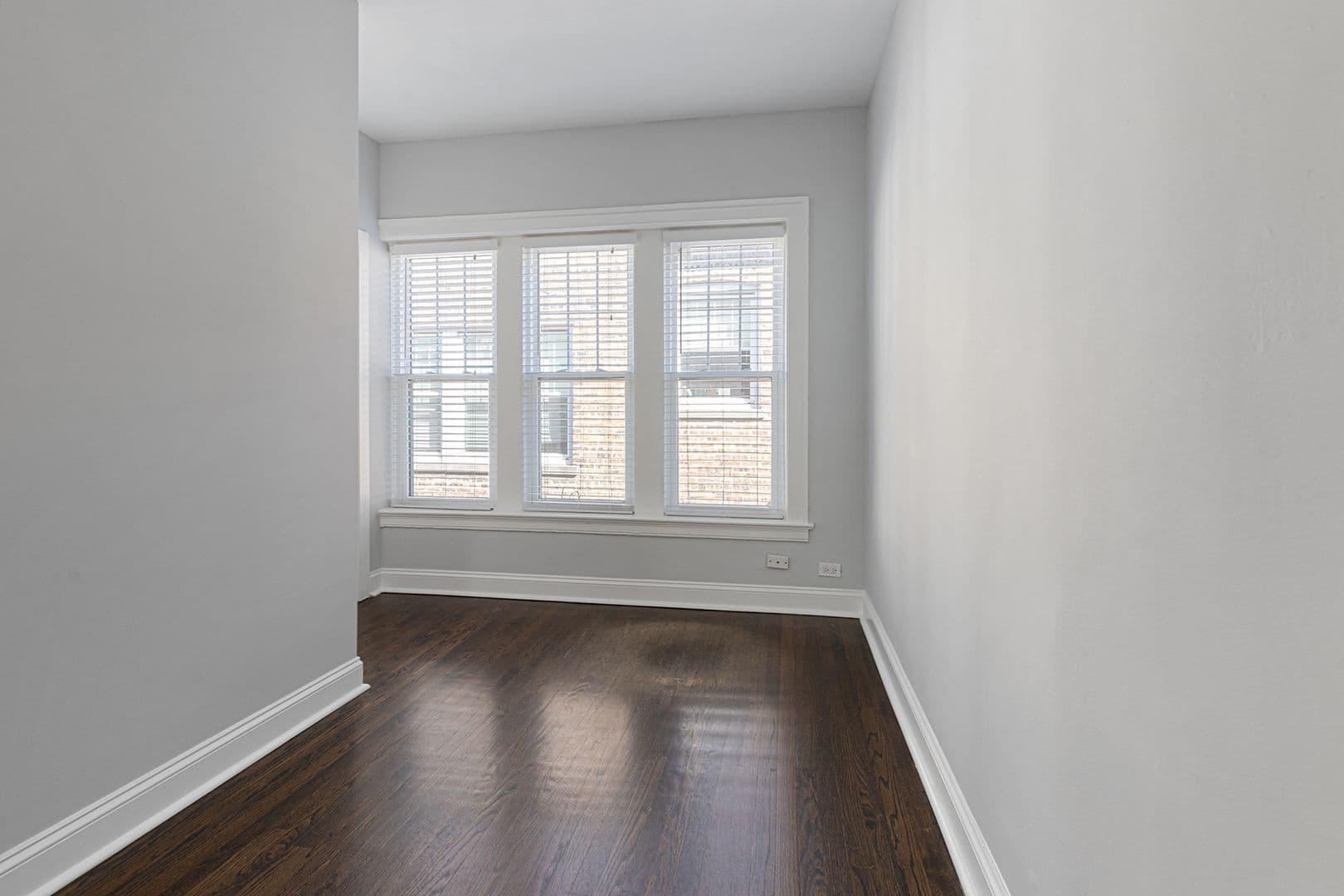 Chicago Apartment: 6100-6118 N Winthrop Ave