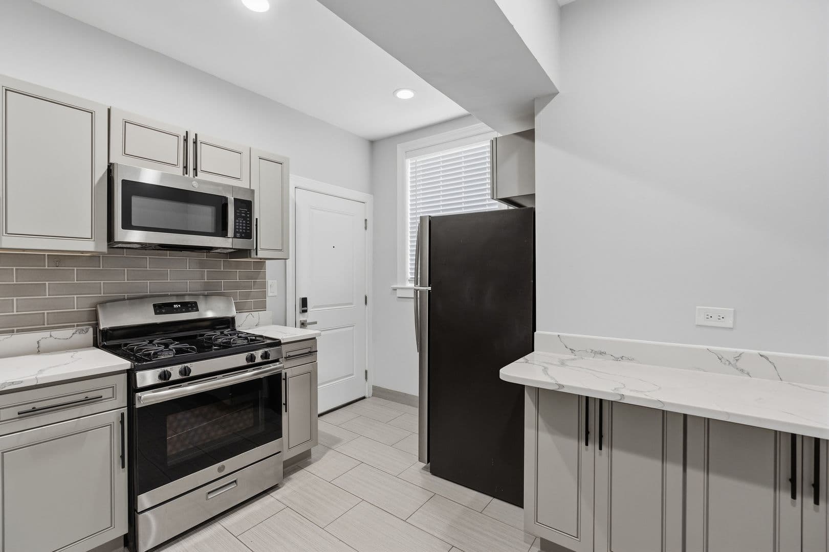 Chicago Apartment: 6100-6118 N Winthrop Ave