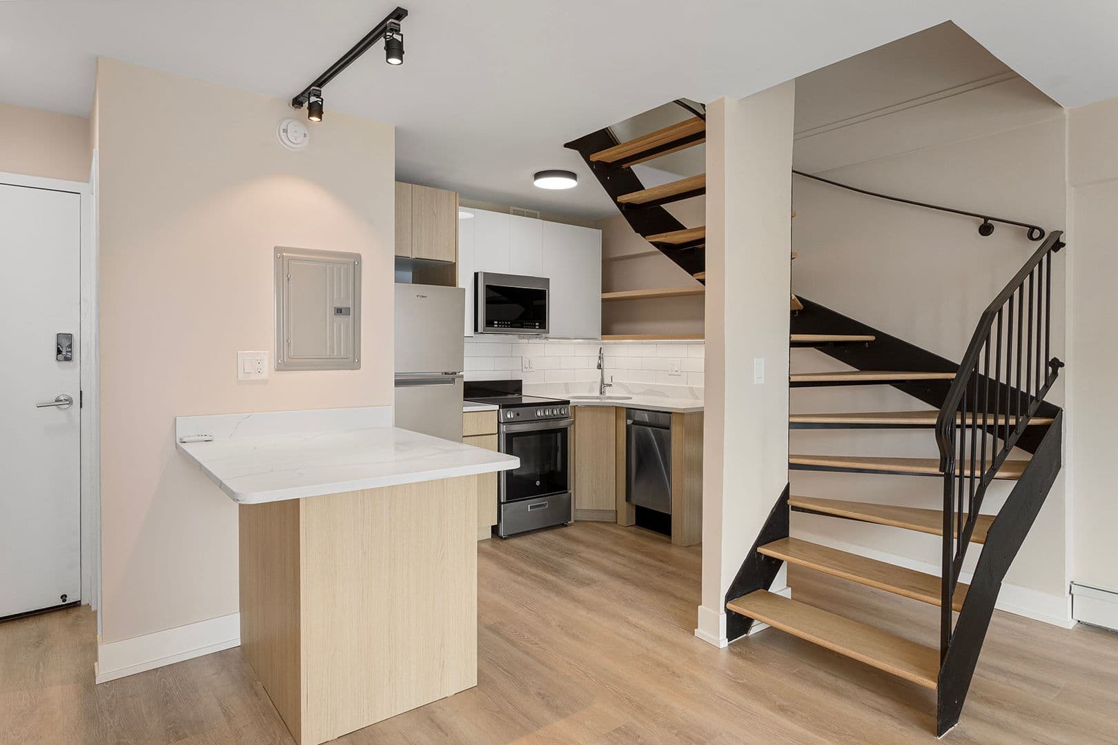 Chicago Apartment: 6166 N Sheridan Rd