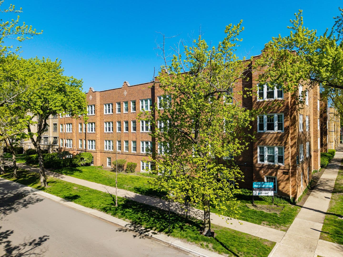 Chicago Apartment: 1902-1908 W Morse Ave