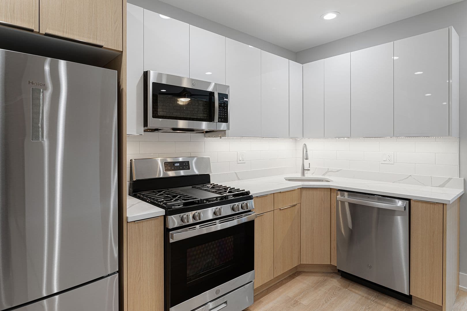 Chicago Apartment: 1548-1558.5 W Juneway