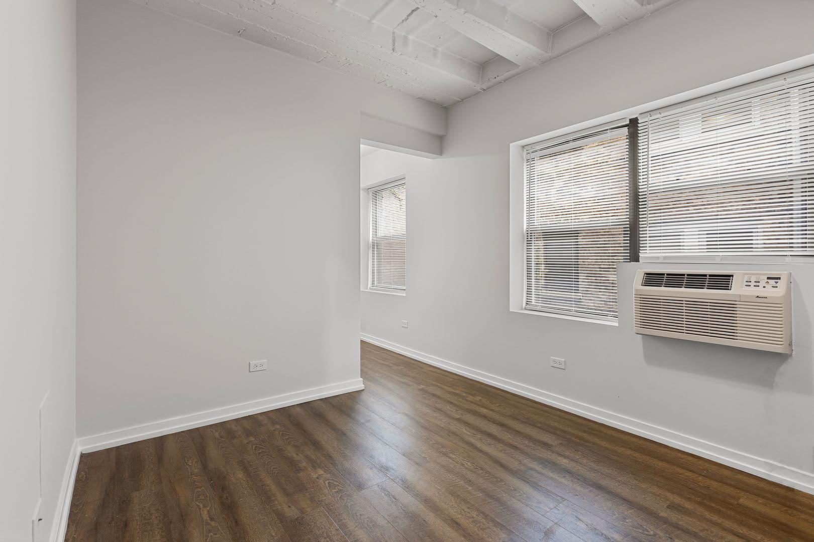 Chicago Apartment: 5718 N Winthrop Avenue
