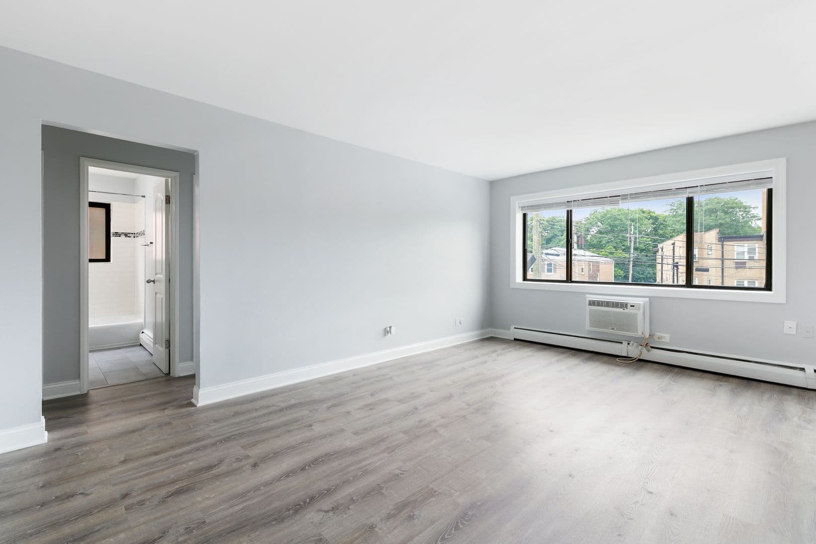 Chicago Apartment: 6826 N Ridge Blvd