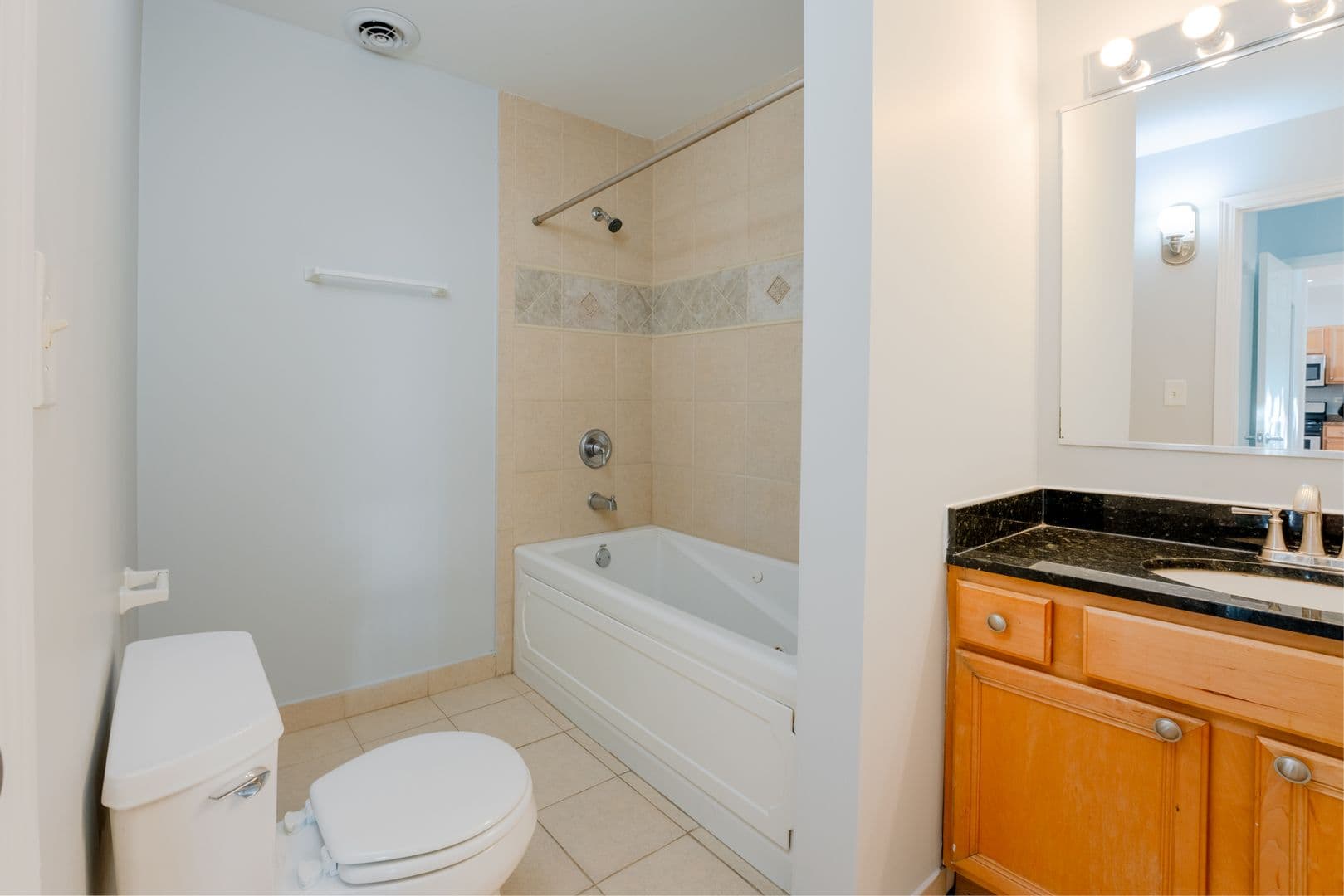 Chicago Apartment: 2451 W Howard Street
